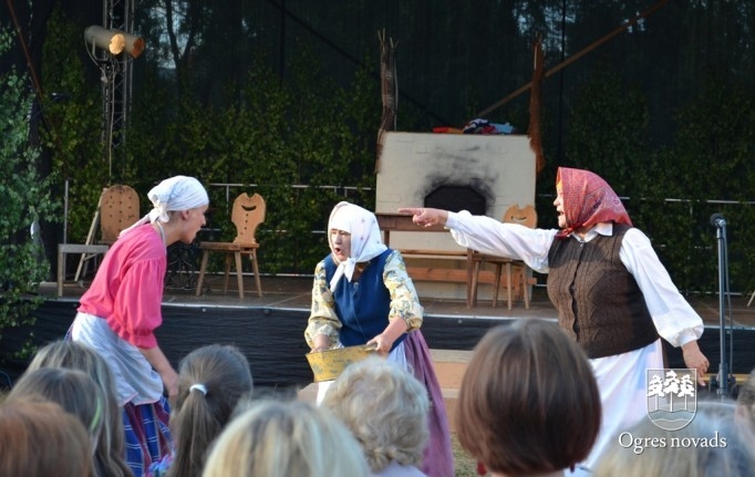 Ogres Tautas teātra izrāde "Skroderdienas Silmačos"