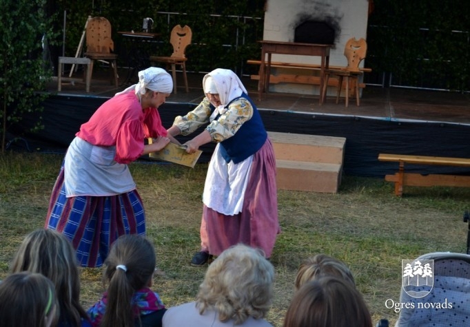 Ogres Tautas teātra izrāde "Skroderdienas Silmačos"