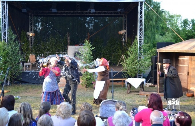Ogres Tautas teātra izrāde "Skroderdienas Silmačos"