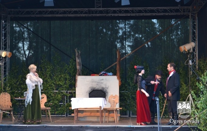 Ogres Tautas teātra izrāde "Skroderdienas Silmačos"