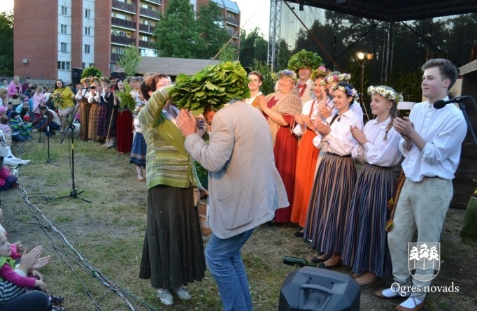 Ogres Tautas teātra izrāde "Skroderdienas Silmačos"