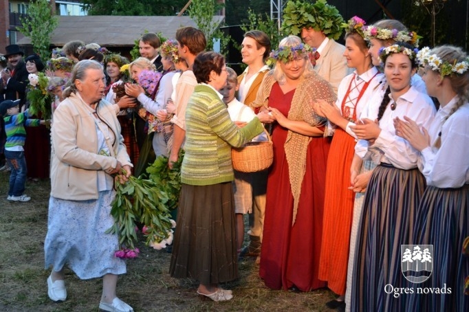 Ogres Tautas teātra izrāde "Skroderdienas Silmačos"