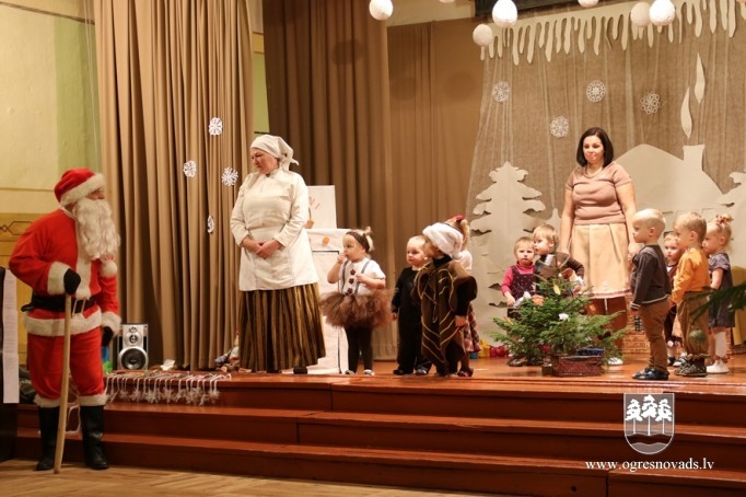 Ziemassvētku izrādes Suntažu vidusskolā 2017. gada nogalē