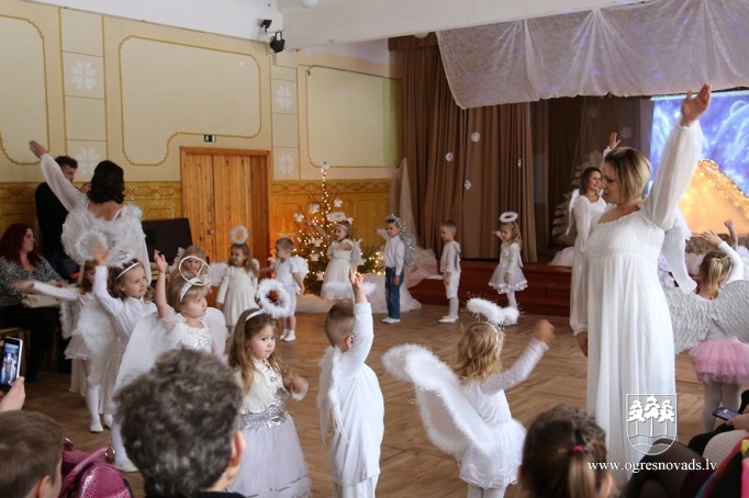 Ziemassvētku izrādes Suntažu vidusskolā 2017. gada nogalē