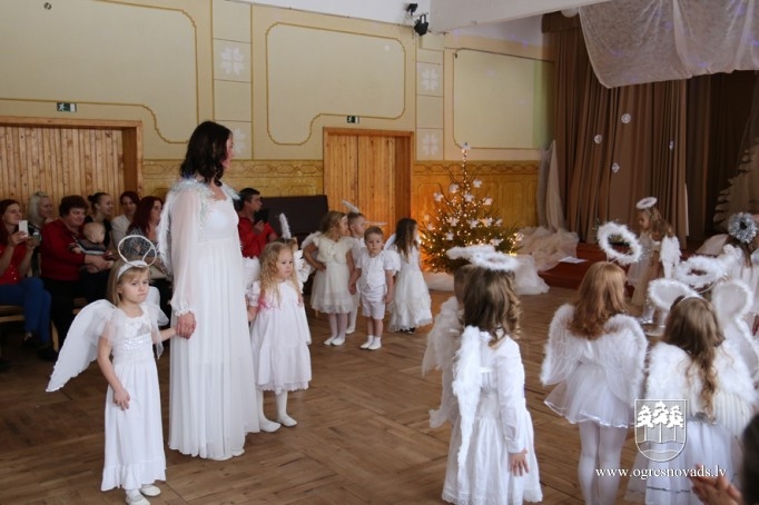 Ziemassvētku izrādes Suntažu vidusskolā 2017. gada nogalē