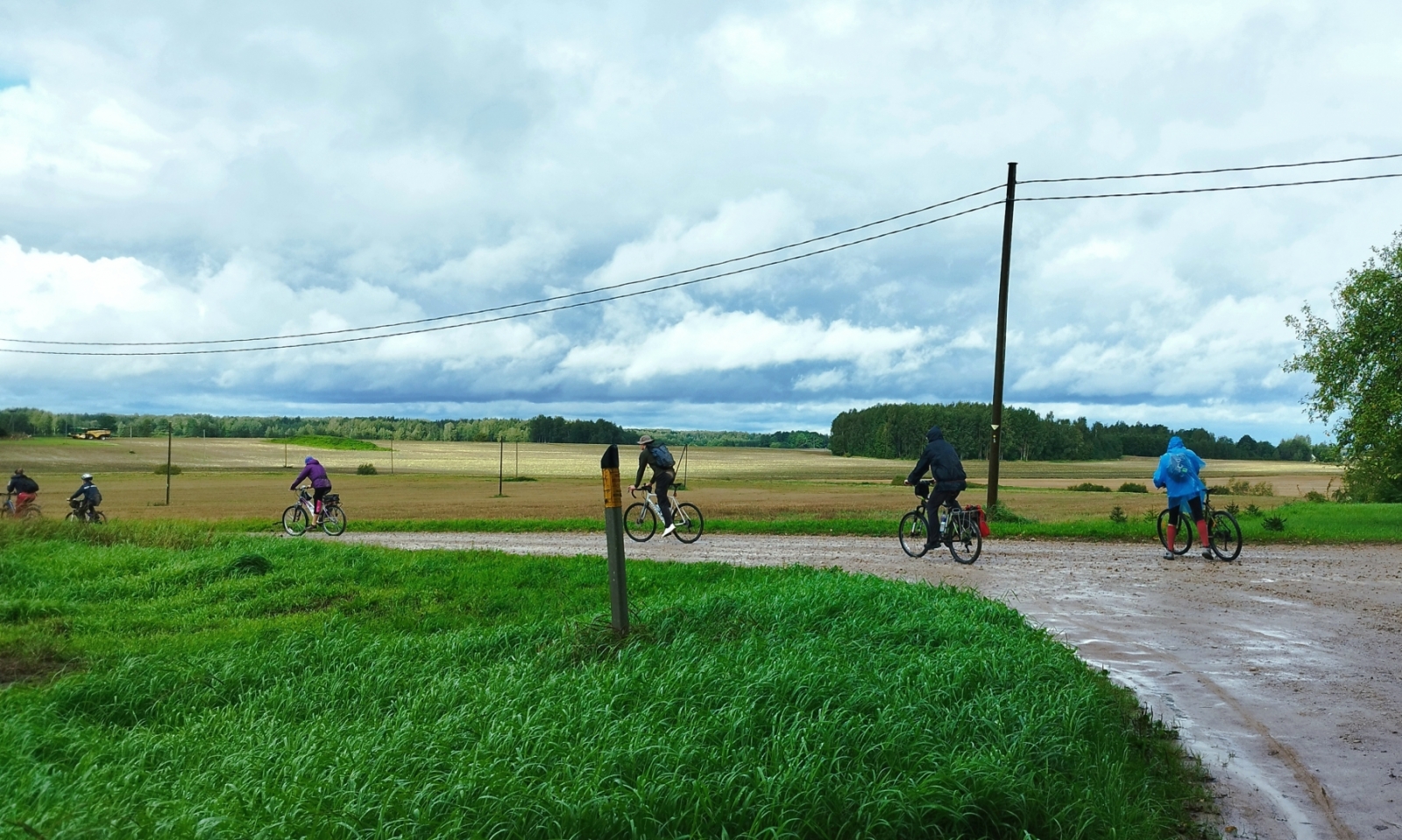 Velobraucēji brauc pa ceļu