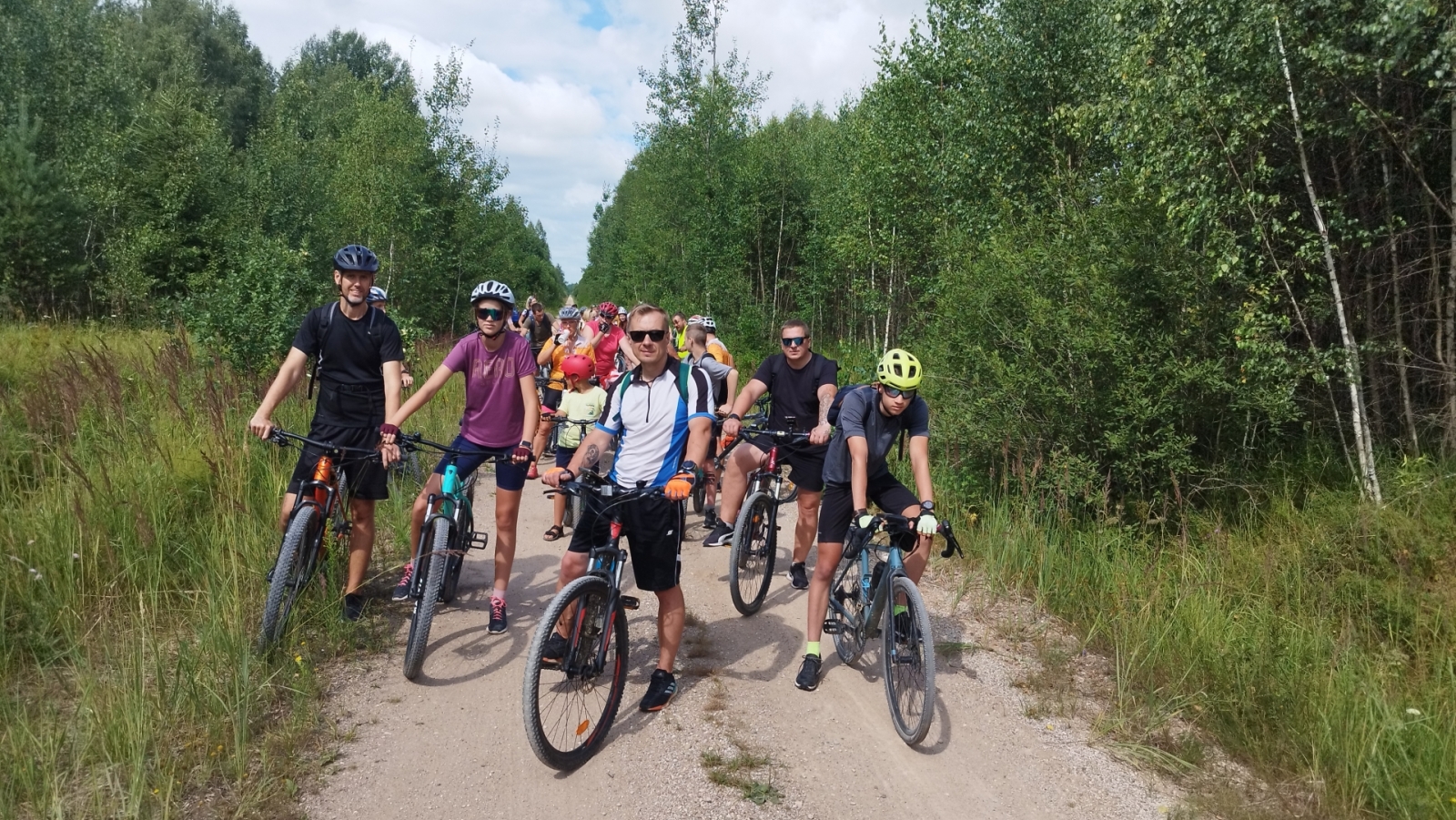 TIC organizētā velobrauciena dalībnieki Suntažu apkārtnē 
