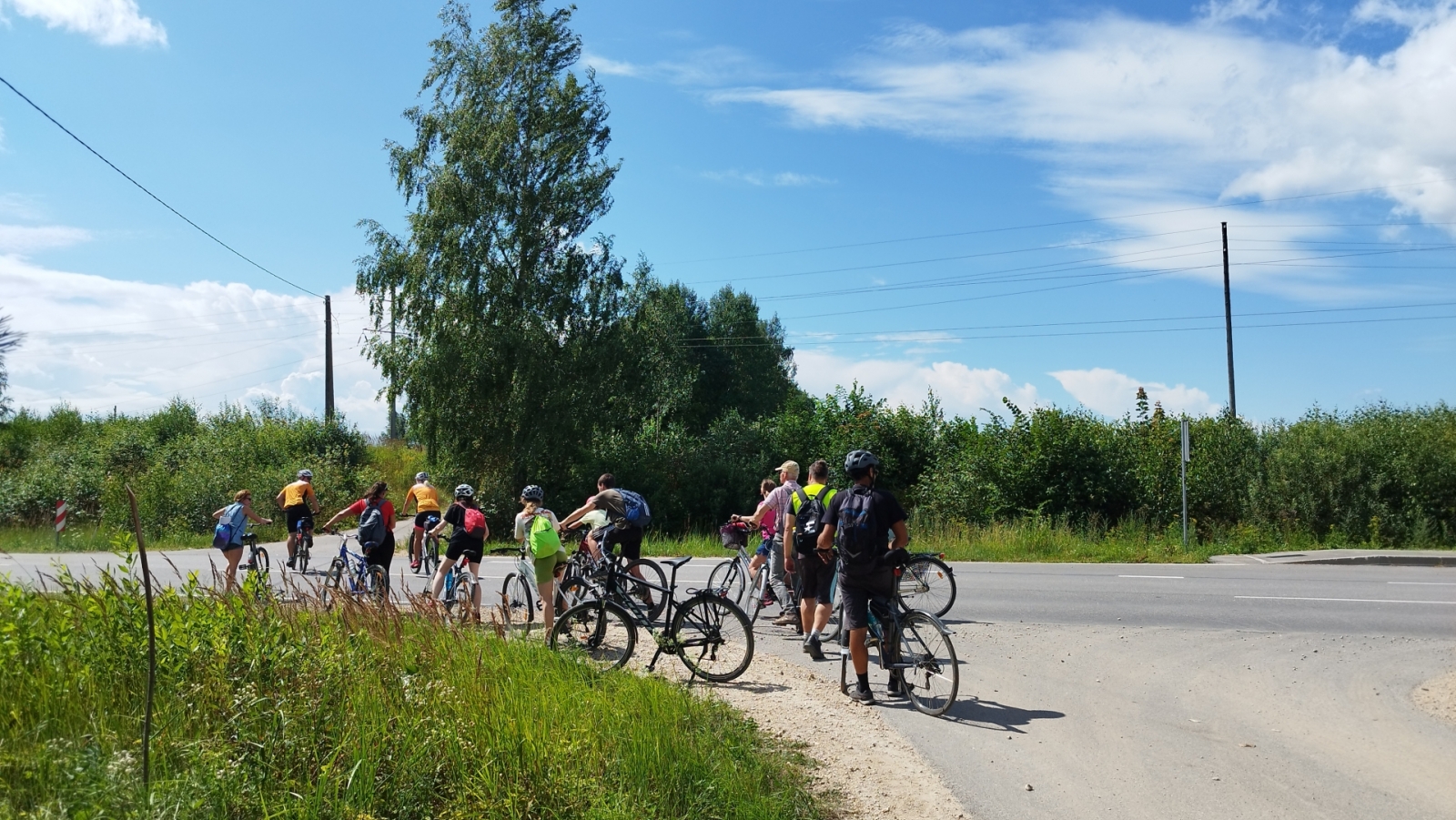TIC organizētā velobrauciena dalībnieki Suntažu apkārtnē