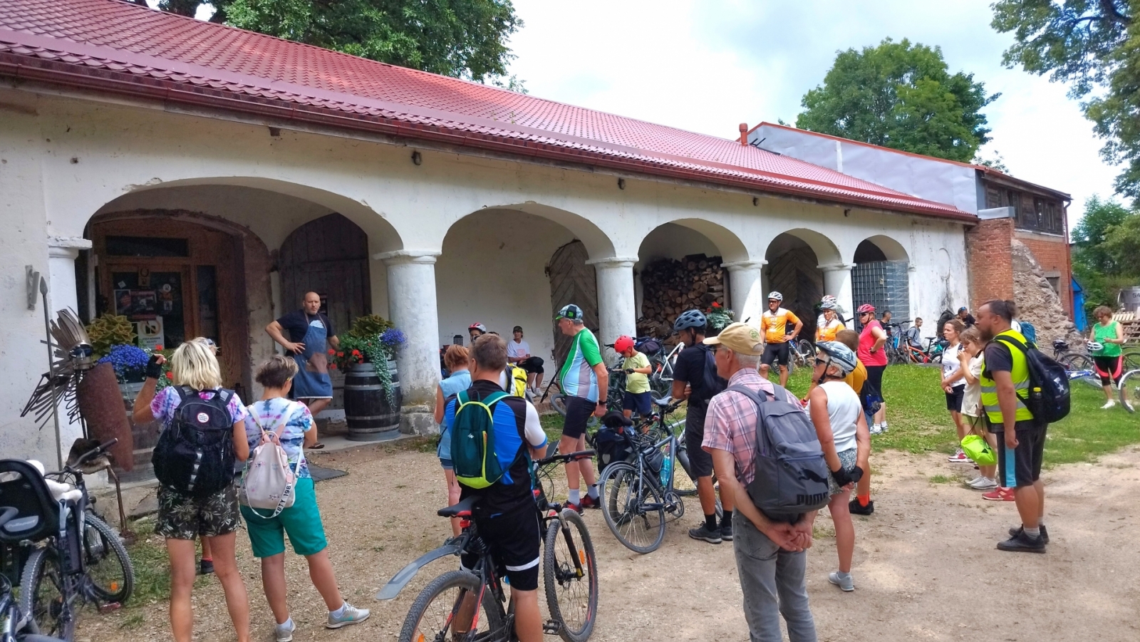 TIC organizētā velobrauciena dalībnieki Suntažu apkārtnē iepazīstas ar apskates objektiem