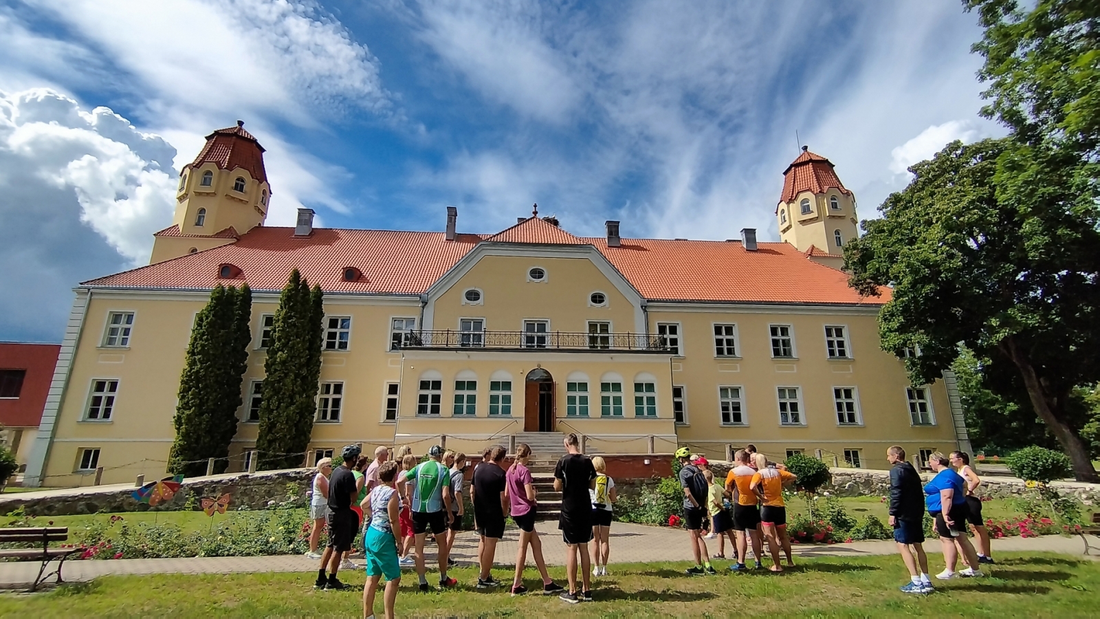 TIC organizētā velobrauciena dalībnieki pie Suntažu pils