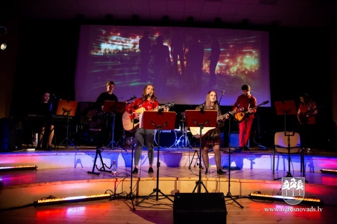 iešu grupa “Tikai runājiet” sniedz savu pirmo koncertu
