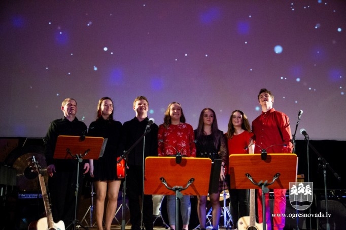 iešu grupa “Tikai runājiet” sniedz savu pirmo koncertu