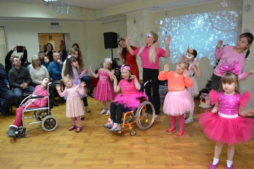 Ukrainas rehabilitācijas centrs bērniem ar īpašām vajadzībām “Atdzimšana”, bērni rozā tērpos uzstājas 12.2023.
