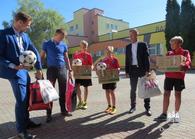 Ogres futbolisti iesaistās humānās palīdzības akcijā