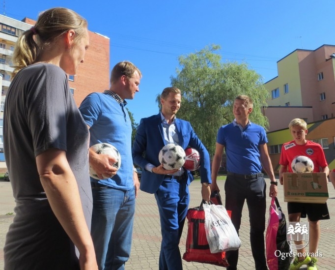 Ogres futbolisti iesaistās humānās palīdzības akcijā