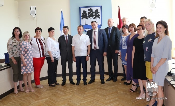 Ogre paraksta sadarbības līgumu ar Ukrainas Popasnas rajonu
