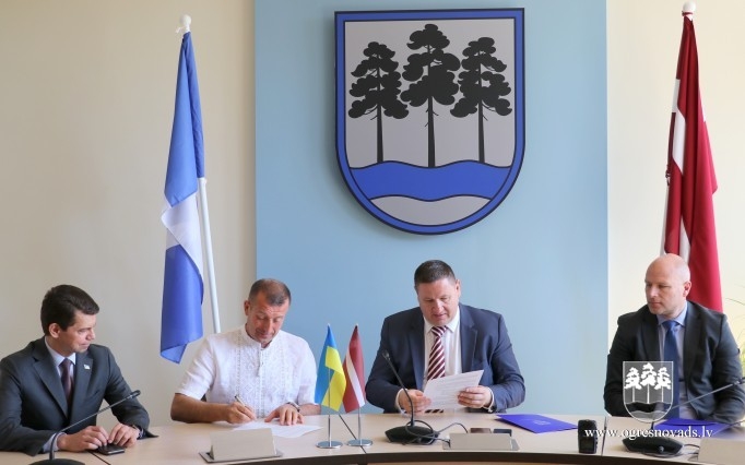 Ogre paraksta sadarbības līgumu ar Ukrainas Popasnas rajonu
