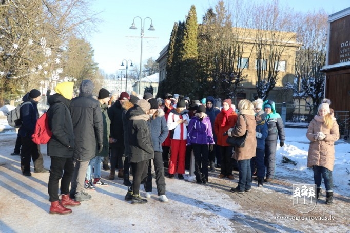 Ceļā uz Somiju ukraiņu jaunieši viesojās Ogrē