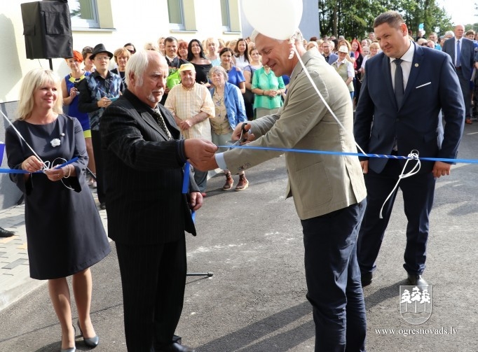Lentas svinīgā pārgriešana