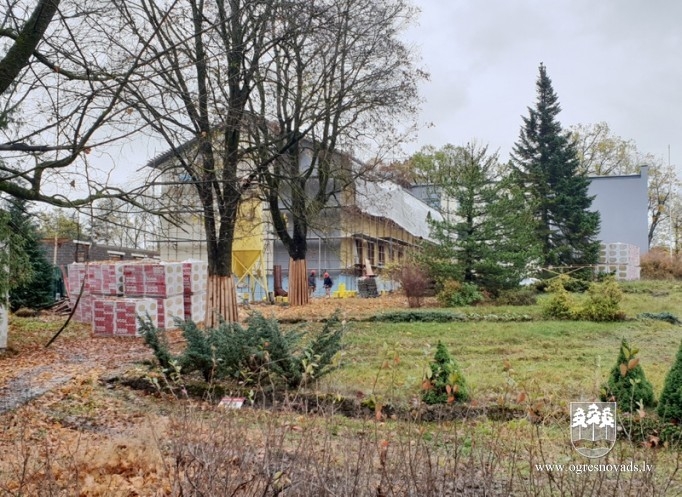 Ēkā Upes prospektā 16 aktīvi noris darbi