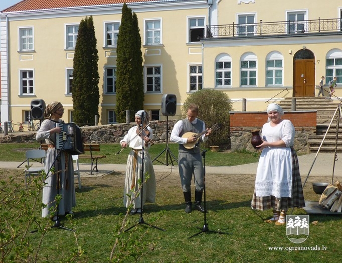 Suntažu vidusskolas skolēni iepazīst Ūsiņdienas tradīcijas