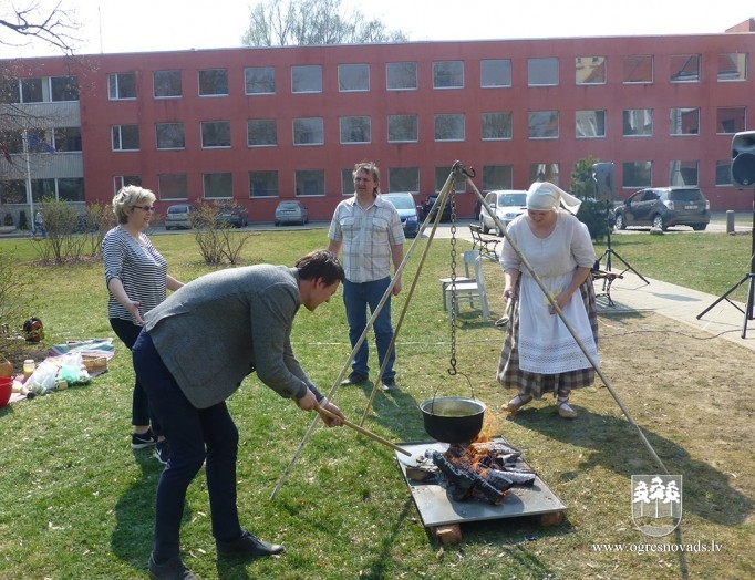 Suntažu vidusskolas skolēni iepazīst Ūsiņdienas tradīcijas