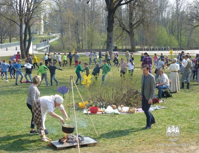 Suntažu vidusskolas skolēni iepazīst Ūsiņdienas tradīcijas