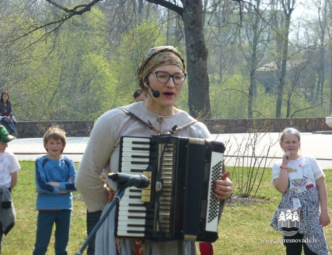 Suntažu vidusskolas skolēni iepazīst Ūsiņdienas tradīcijas