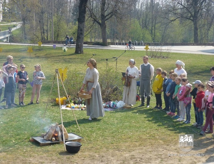 Suntažu vidusskolas skolēni iepazīst Ūsiņdienas tradīcijas