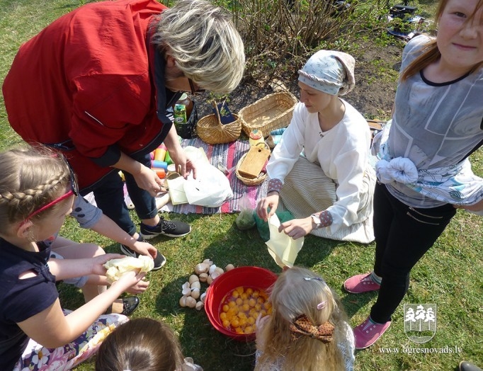 Suntažu vidusskolas skolēni iepazīst Ūsiņdienas tradīcijas