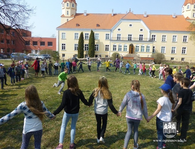 Suntažu vidusskolas skolēni iepazīst Ūsiņdienas tradīcijas