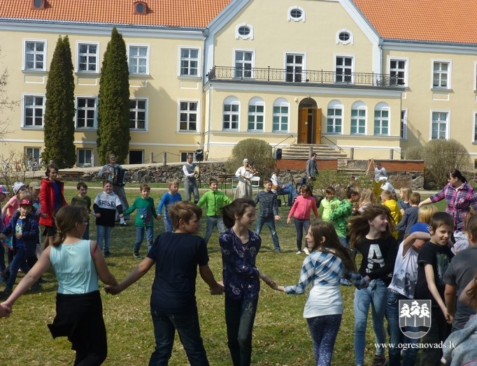 Suntažu vidusskolas skolēni iepazīst Ūsiņdienas tradīcijas