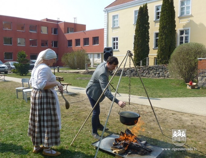 Suntažu vidusskolas skolēni iepazīst Ūsiņdienas tradīcijas