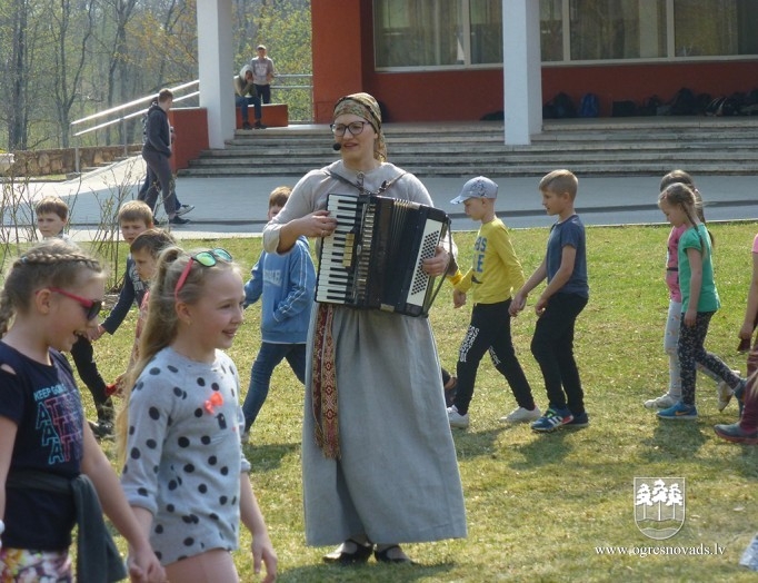 Suntažu vidusskolas skolēni iepazīst Ūsiņdienas tradīcijas