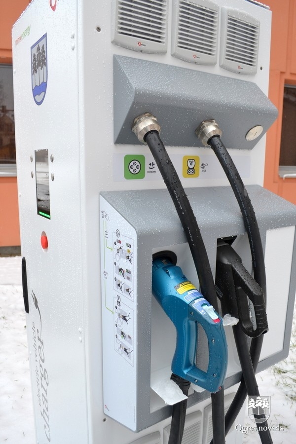 Ogrē uzstādīta Latvijā pirmā elektromobiļu ātrās uzlādes stacija