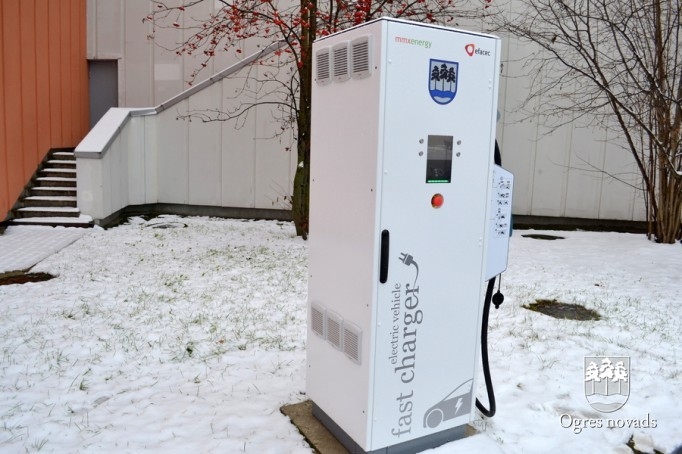 Ogrē uzstādīta Latvijā pirmā elektromobiļu ātrās uzlādes stacija