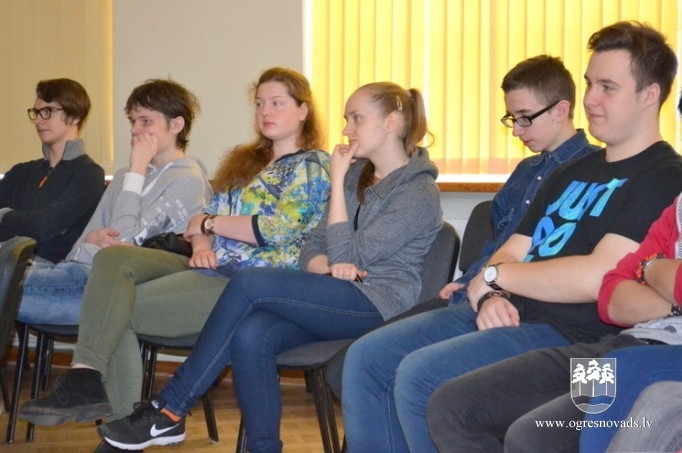 Ogres 12.klašu skolēni iepazīst dažādas profesijas