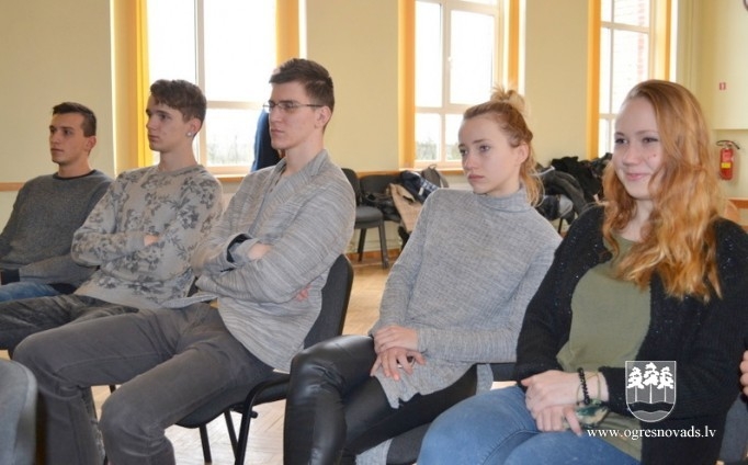 Ogres 12.klašu skolēni iepazīst dažādas profesijas