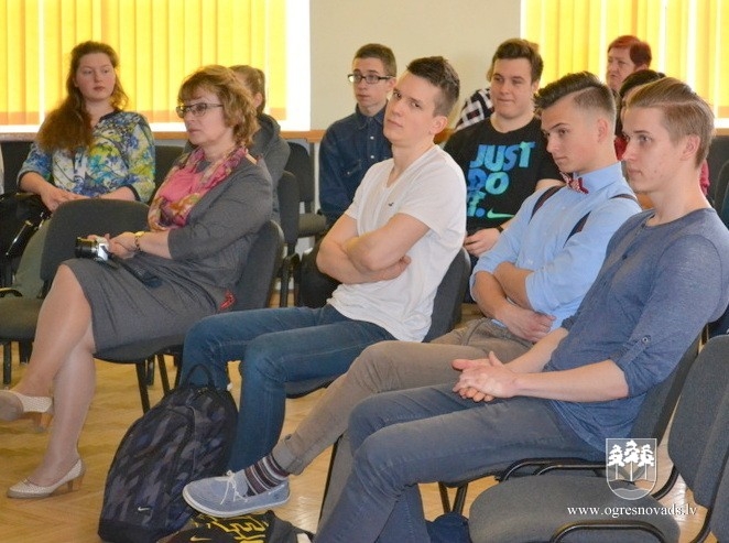 Ogres 12.klašu skolēni iepazīst dažādas profesijas