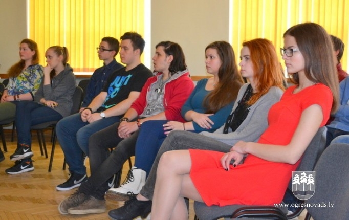 Ogres 12.klašu skolēni iepazīst dažādas profesijas