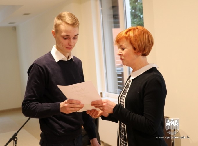 Apbalvoti erudītākie pilsētas skolēni
