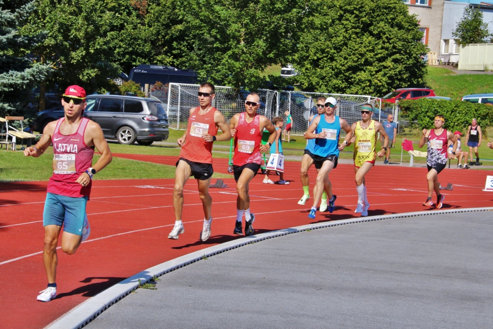 Valdim Ņilovam K45+ grupā divas zelta medaļas - 800 m skrējienā (2:17,57 min.) un 5000 m skrējienā (17:01,13 min.).