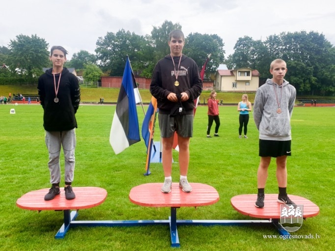 Ogres NSC vieglatlēti no Valgas atved septiņas godalgas