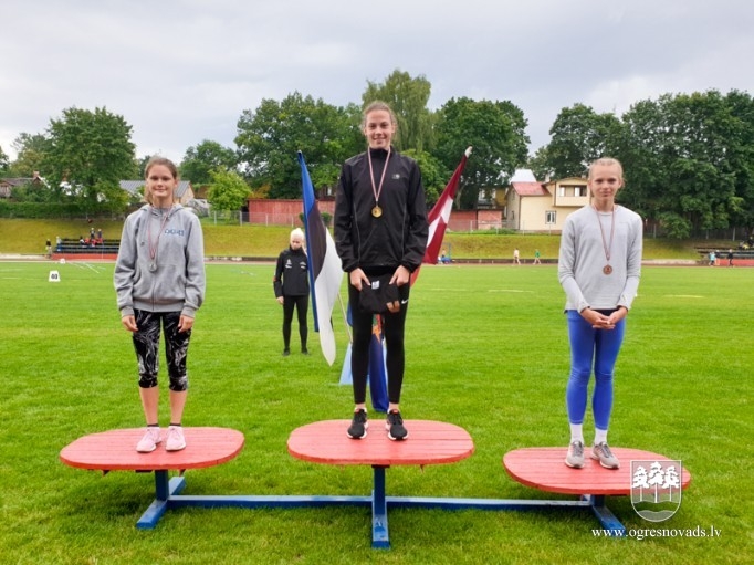 Ogres NSC vieglatlēti no Valgas atved septiņas godalgas