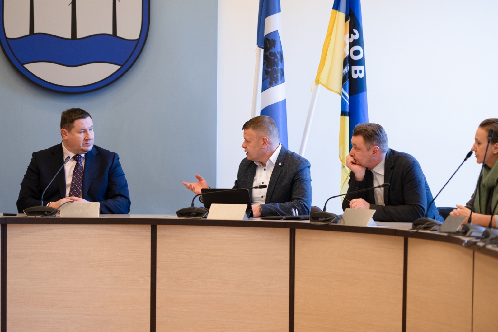 Egils Helmanis un Latvijas Valsts ceļu pārstāvji diskutē domes sēžu zālē