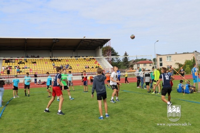Volejbolisti no visas Latvijas tiekas Ogres stadionā