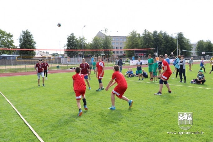 Volejbolisti no visas Latvijas tiekas Ogres stadionā
