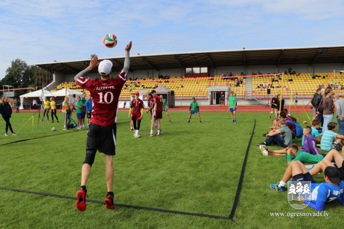 Volejbolisti no visas Latvijas tiekas Ogres stadionā