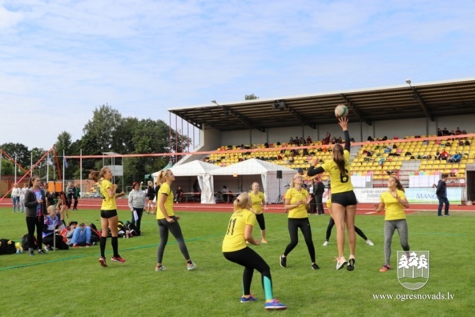 Volejbolisti no visas Latvijas tiekas Ogres stadionā