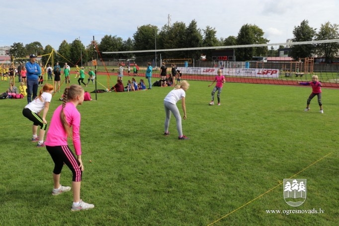 Volejbolisti no visas Latvijas tiekas Ogres stadionā